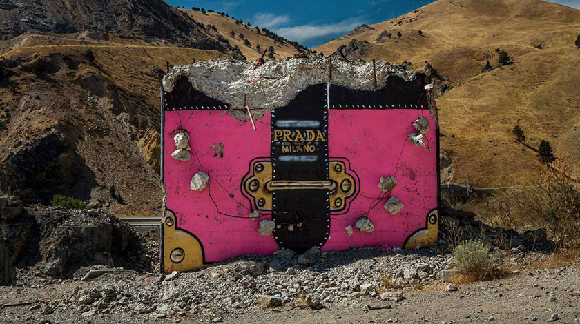 Художник перетворює зруйновані конструкції на дизайнерські сумки