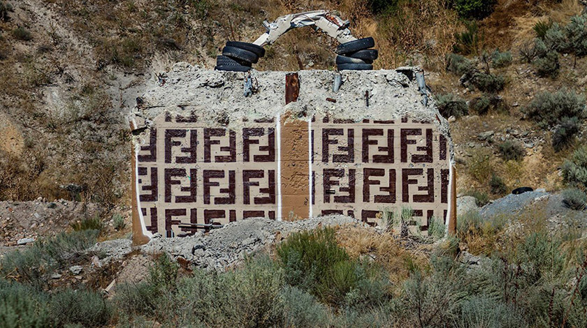 Художник перетворює зруйновані конструкції на дизайнерські сумки