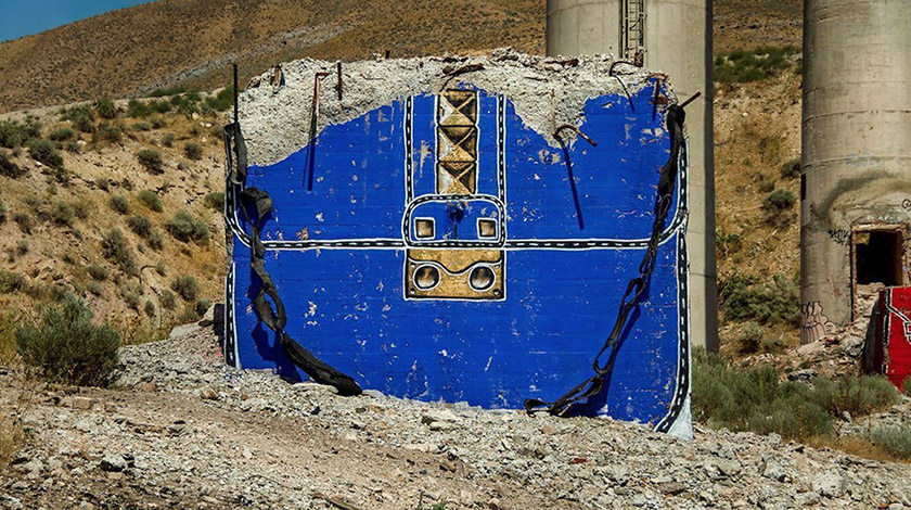 Художник перетворює зруйновані конструкції на дизайнерські сумки