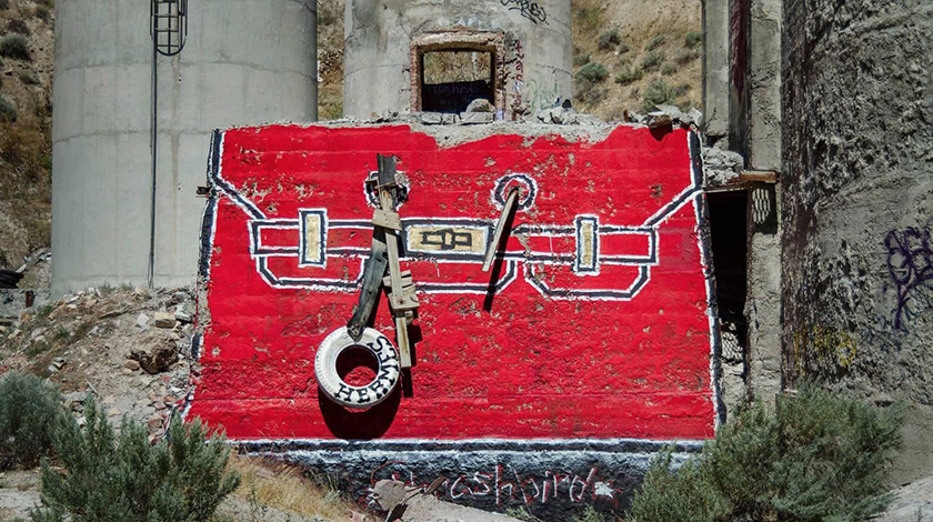 Художник перетворює зруйновані конструкції на дизайнерські сумки