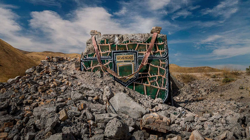 Художник перетворює зруйновані конструкції на дизайнерські сумки