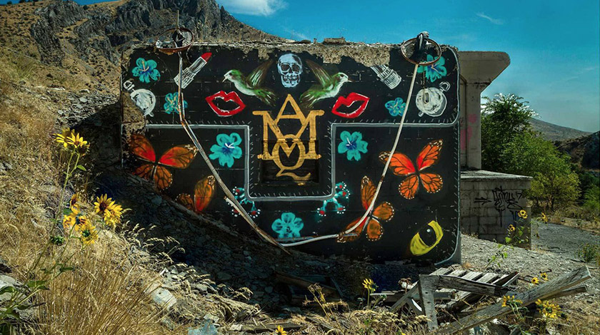 Художник перетворює зруйновані конструкції на дизайнерські сумки