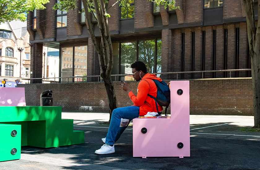 У Лондоні створили колекцію вуличних меблів для спілкування людей