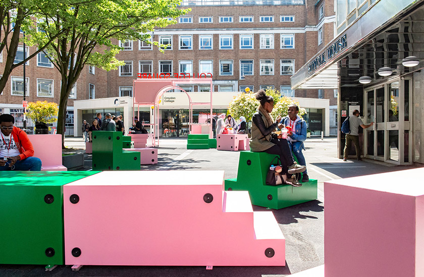 У Лондоні створили колекцію вуличних меблів для спілкування людей