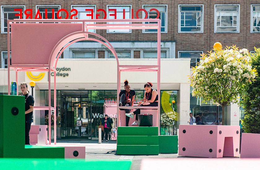 У Лондоні створили колекцію вуличних меблів для спілкування людей