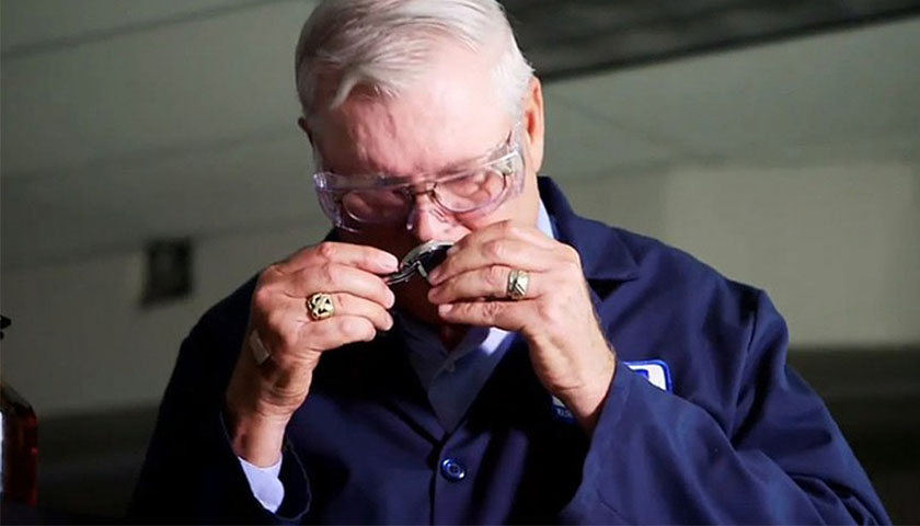 В NASA є людина, яка нюхає все, що летить у космос