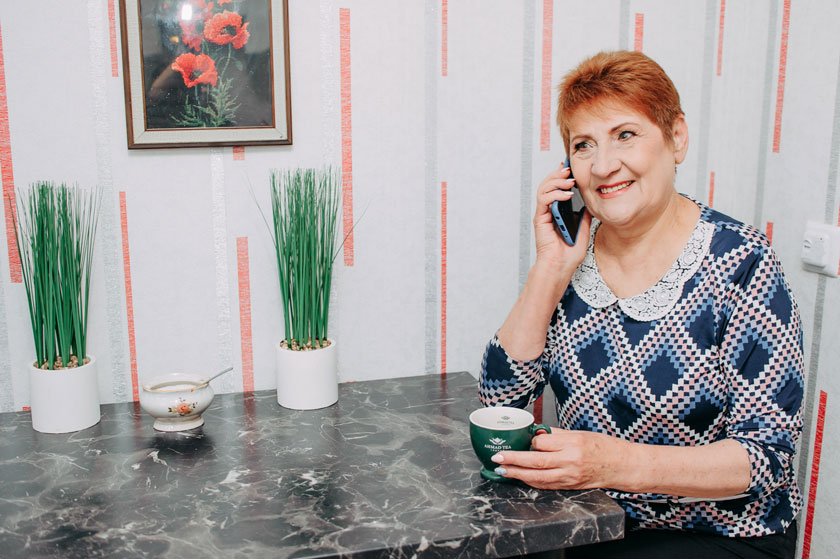 В Україні стартував проєкт телефонної підтримки людей, які опинилися на самоті