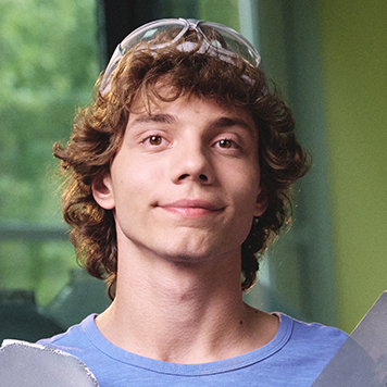 Вага артефакту близько кілограма