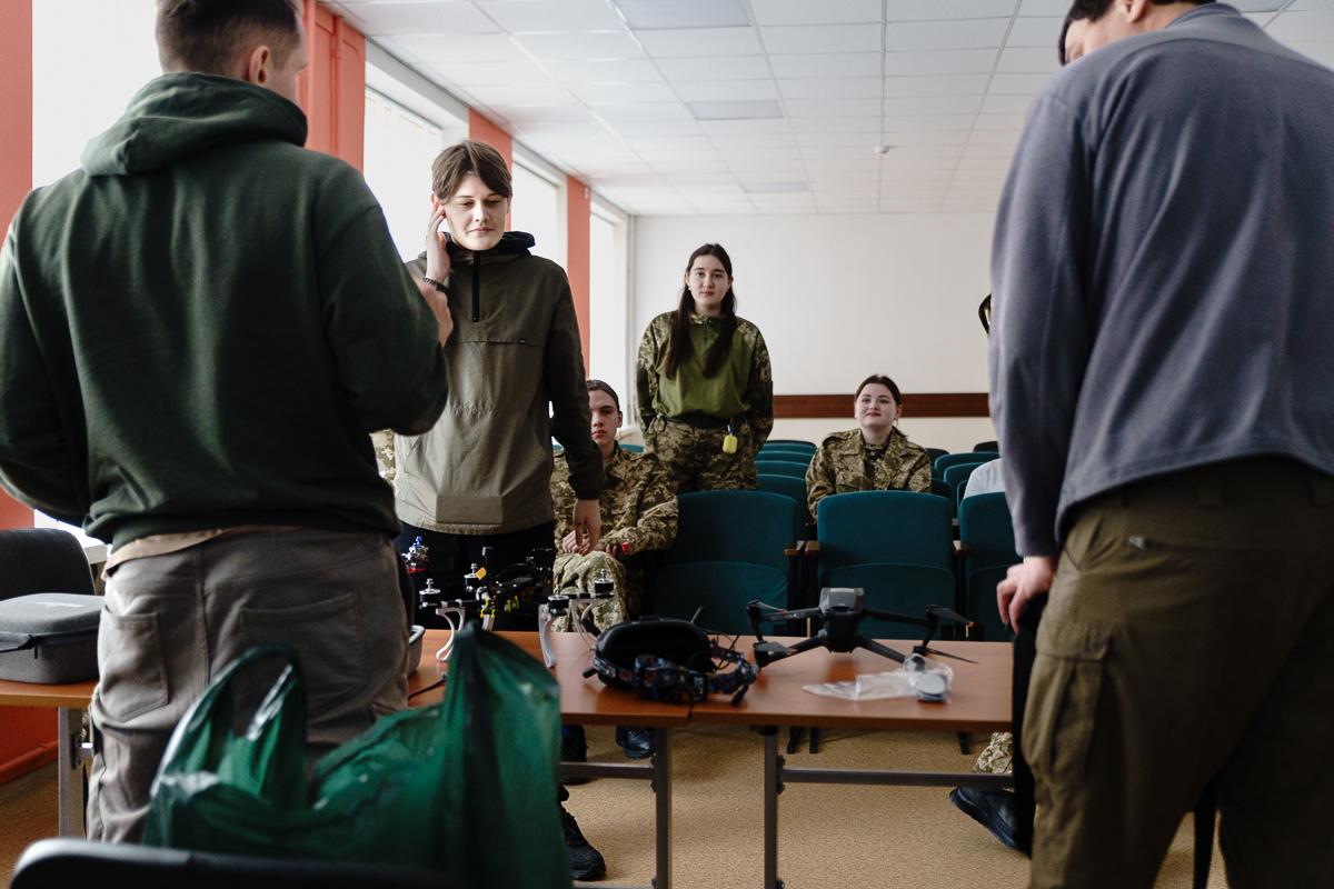 Відтепер учні та учениці разом вивчатимуть предмет «Захист України». Фото: НУШ