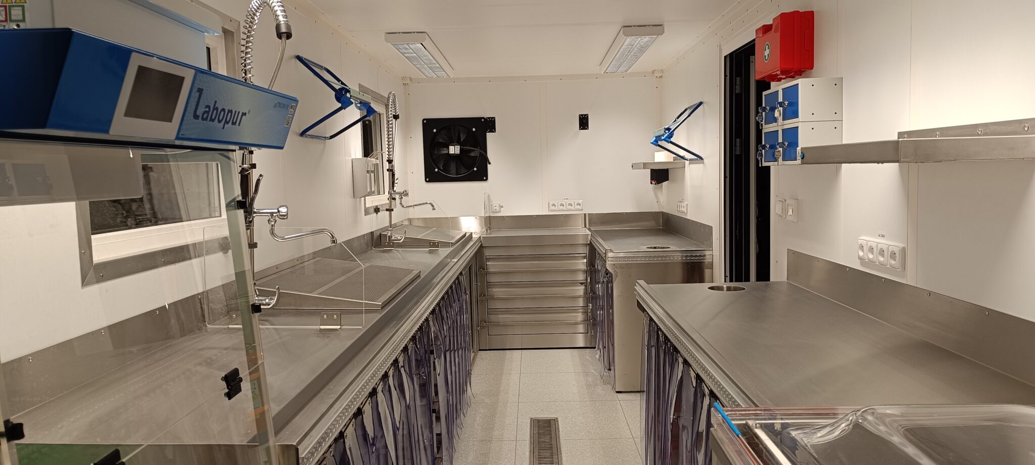 В Україні зʼявилась перша мобільна станція з реставрації фондів бібліотек