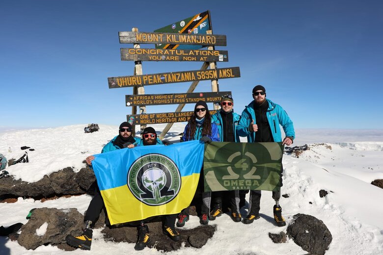 Українські військові після ампутацій та поранень піднялись на Кіліманджаро