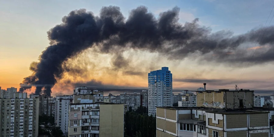 Після останнього обстрілу Києва в повітря потрапило понад тисячу тонн шкідливих речовин. Фото: REUTERS/Vladyslav Sodel