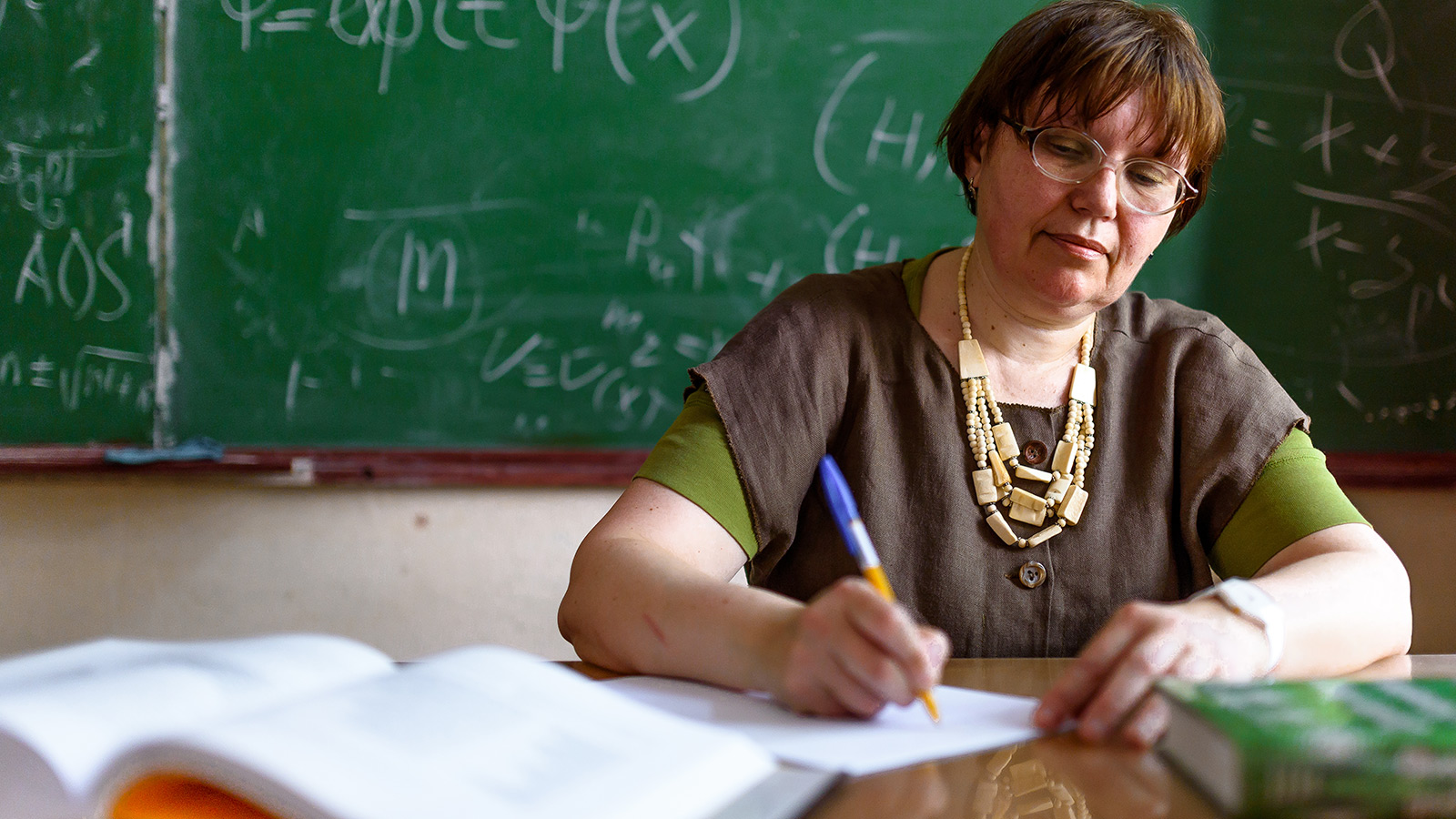 image-wrapper full-width-container