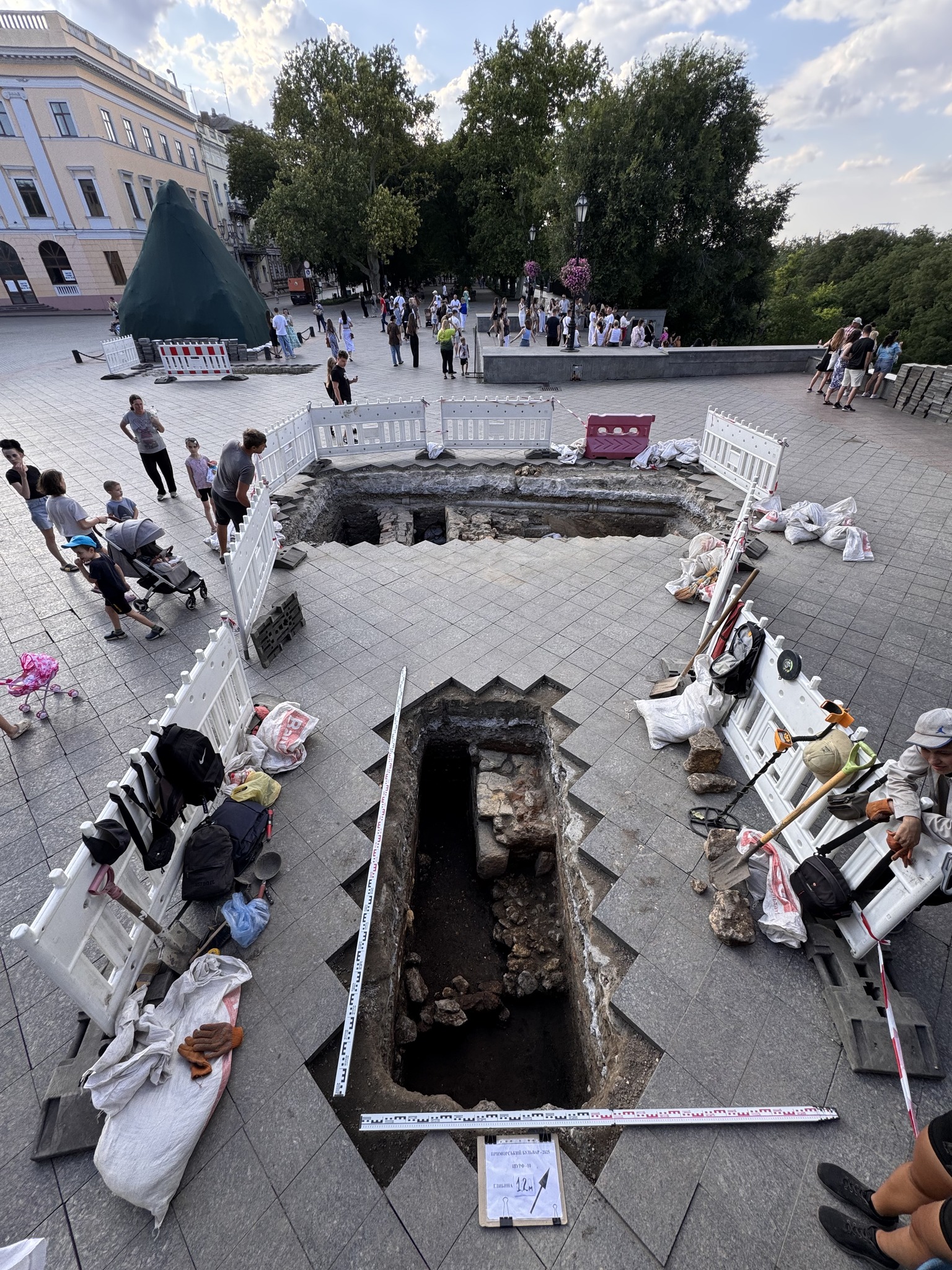 Під час розкопок біля пам’ятника Дюку в Одесі знайшли матеріали генуезького походження
