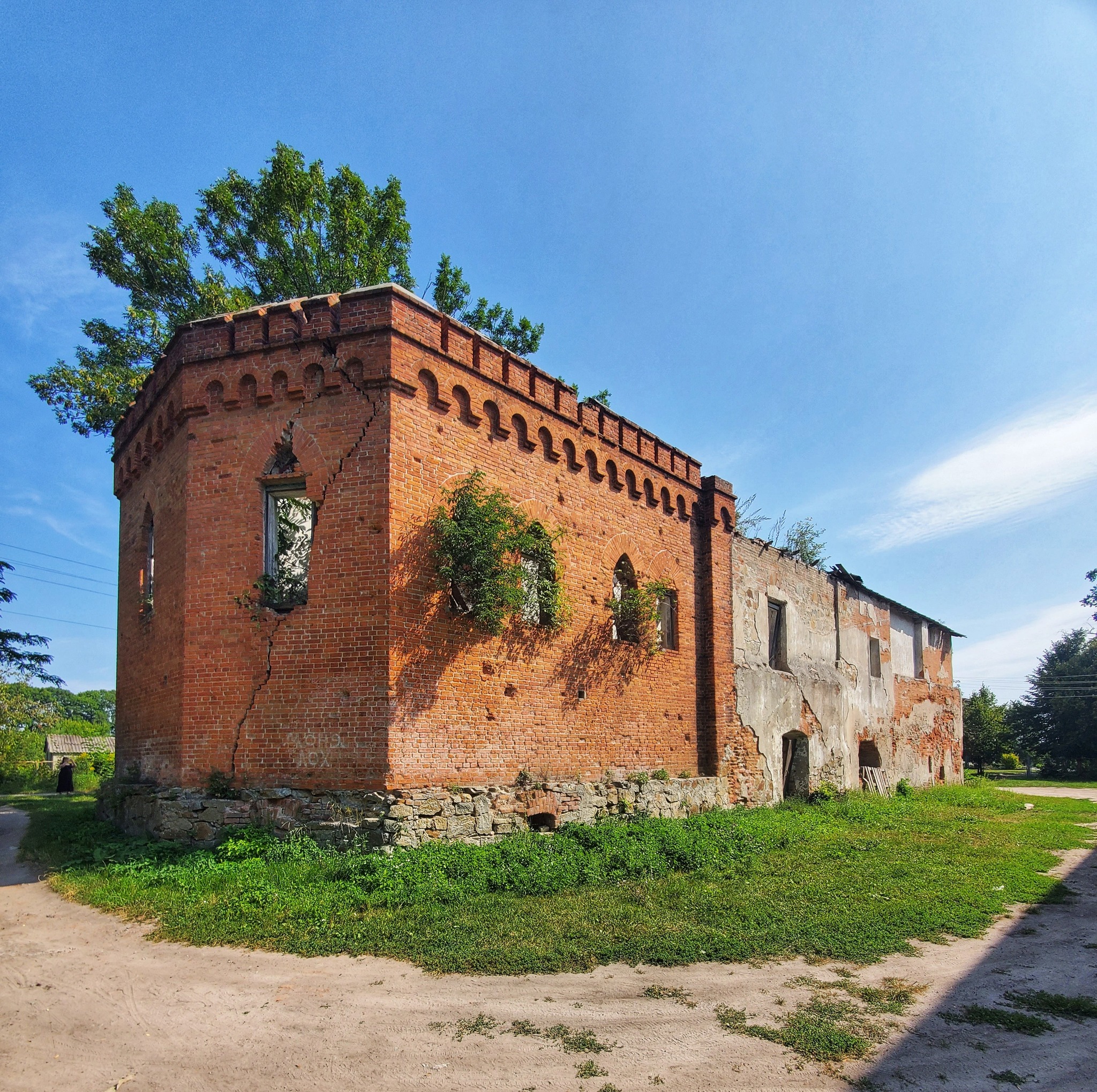 Неоготичний палац Ніродів під Житомиром перетворюється на руїну