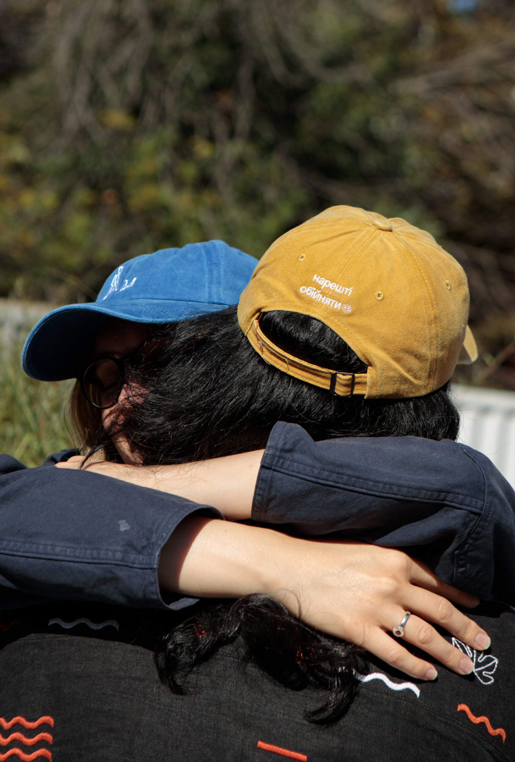 Helping to Leave створили благодійну колекцію мерчу, присвячену переселенцям