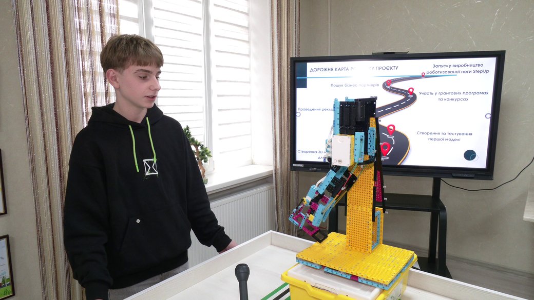Школяр створив із Lego прототип тренажера для реабілітації. Фото: Суспільне Рівне